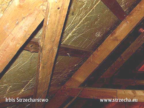 Strzecha, dach z trzciny: fragment panela po zdjęciu z dachu - trzcina zdegradowana przez wilgoć, z uwagi na brak cyrkulacji powietrza przy takim rozwiązaniu