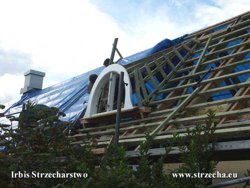 Strzecha, dach z trzciny: montaż konstrukcji okna ma określone wymagania, które gwarantują właściwe połączenie z pokryciem dachu