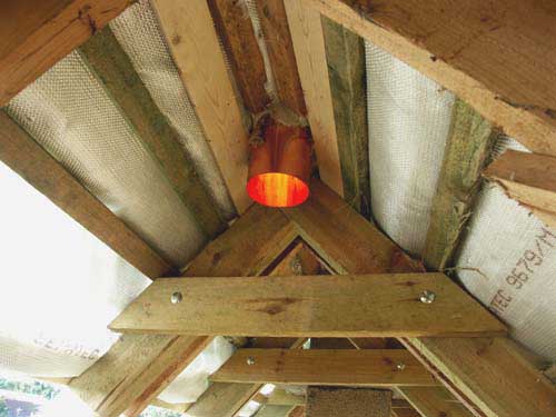 Strzecha, dach trzcinowy: bezpieczeństwo wymaga wykonania zabezpieczenia konstrukcji w systemie Sepatec. Widok od wewnątrz i element wentylacji