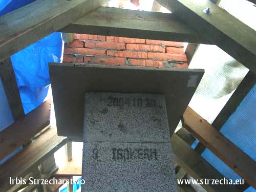 Strzecha, dach trzcinowy: bezpieczne przejście komina przez pokrycie, oparte na płycie konstrukcyjnej - 2,5cm gruba