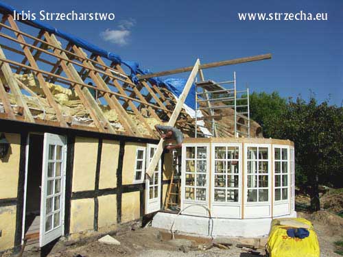 Strzecha, dach z trzciny: modernizacja domu, dobudowa ogrodu zimowego: start wykonania konstrukcji dachu