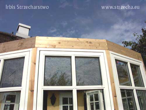 Strzecha, dach z trzciny: modernizacja domu, dobudowa ogrodu zimowego: wieniec konstrukcyjny łączący moduły okienne w półkole