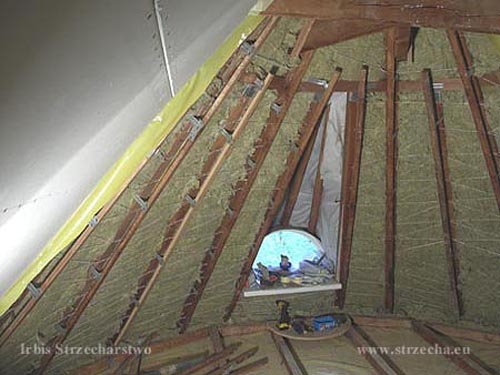Irbis Strzecharstwo: Ocieplenie połaci dachu - stelaż drewniany przygotowany na podkrokwiową warstwę izolacji 