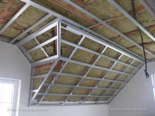 Irbis Strzecharstwo: ocieplenie połaci dachu - stelaż z profili stalowych przygotowany na podkrokwiową warstwę izolacji.