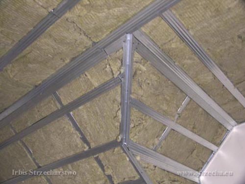 Irbis Strzecharstwo: ocieplenie połaci dachu z warstwą podkrokwiową izolacji umieszczoną w ruszcie z profili stalowych