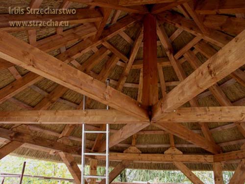 Irbis Strzecharstwo: konstrukcja drewniana altany sześciokątnej, która będzie kryta strzechą