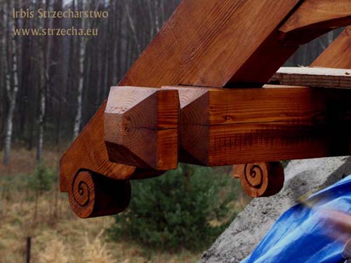 Drewniana konstrukcja okna w dachu  krytym strzechą - jaskółka 