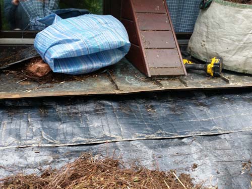 Strzecha, dach trzcinowy: prawidłowe wykonanie podkładu podokiennika w przypadku konieczności połączenia z parapetem blaszanym