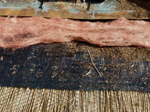 Strzecha, dach z trzciny: wkładka z włókna miedzianego, które chroni całą strzechę, znajdującą się poniżej, przed szybkim rozwojem mchu