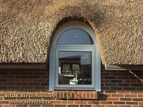 Irbis Strzecharstwo: obróbka strzechą nietypowego okna - dach trzcinowy Irbis