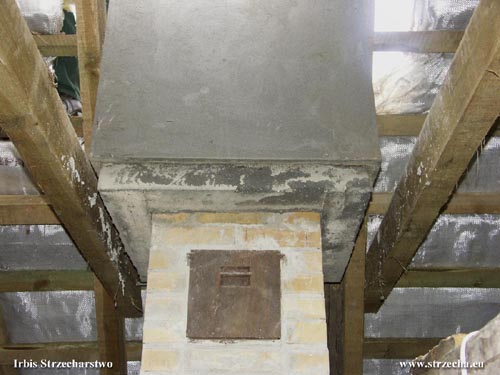 Strzecha: rewizja służąca do czyszczenia komina z poddasza - dach trzcinowy Irbis