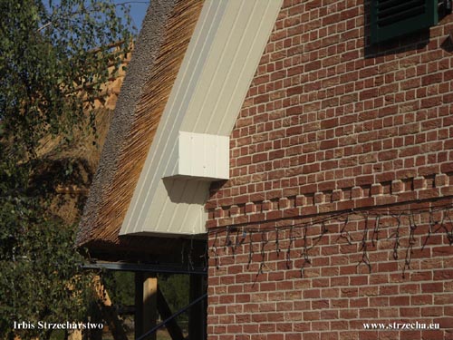 podbitka malowana na biało - dach trzcinowy Irbis