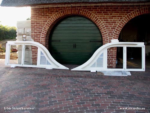 Strzecha Irbis: duże okna strzecharskie mogą składać się z kilku elementów - dach trzcinowy Irbis