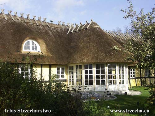 Strzecha - dobudowa ogrodu zimowego do elewacji budynku krytego strzechą z wykonaniem konstrukcji drewnianej dachu
