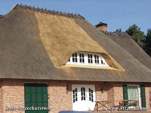 Strzecha - modernizacja domu często zmusza do przeróbek powierzchni dachu - tu zmiana wielkości okna z przeróbką konstrukcji drewnianej