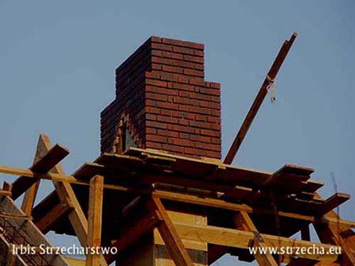 Strzecha, dach trzcinowy: wykonanie komina z poszerzeniem tworzącym opierzenie pokrycia wokół komina