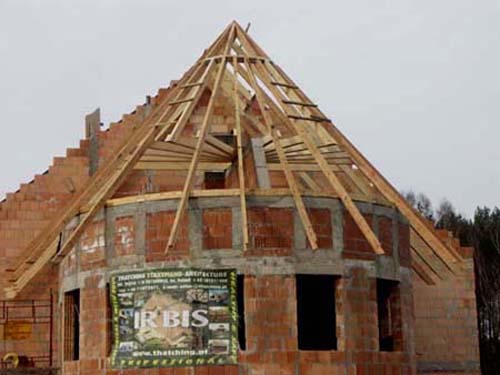 Strzecha, dach z trzciny: konstrukcja drewniana dachu na półokrągłym budynku