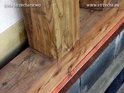 Strzecha, dach z trzciny: oparcie konstrukcji drewnianej elewacji na ściance osłonowej