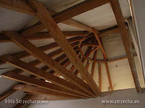 Strzecha, dach z trzciny: konstrukcja drewniana dachu z zamocowaną membraną wiatrochronną