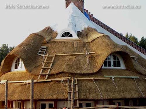 Strzecha, dach z trzciny: obróbka okna trzciną, komin z klinkieru, Sepatec izolacja konstrukcji przeciwpożarowa