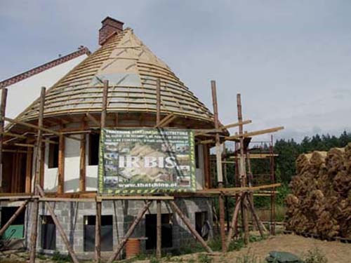Strzecha, dach z trzciny: konstrukcja drewniana dachu z zamontowaną membraną wiatrochronną i obita łatami