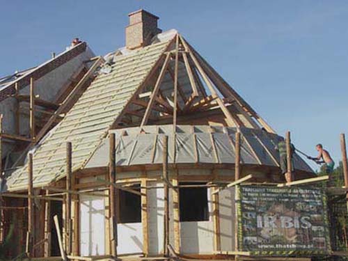Strzecha, dach z trzciny: konstrukcja drewniana dachu - mocowanie membrany wiatrochronnej