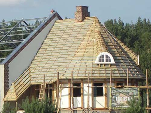 Strzecha, dach z trzciny: konstrukcja drewniana dachu wraz z konstrukcją okien z zamontowaną membraną wiatrochronną i obita łatami