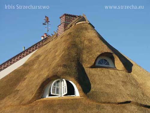 Strzecha, dach trzcinowy: pokrycie dachu dopieszczone i zaimpregnowane przeciwpożarowo, firma Irbis