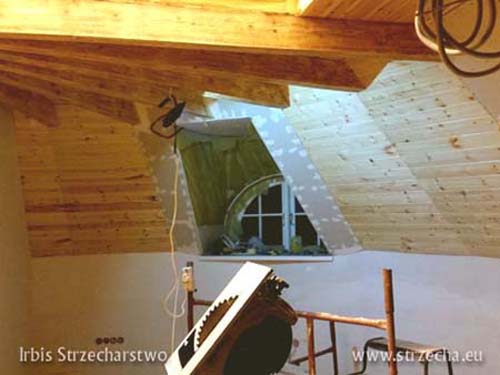 Strzecha, dach trzcinowy: wykończenie ocieplenia dachu drewnem i GK