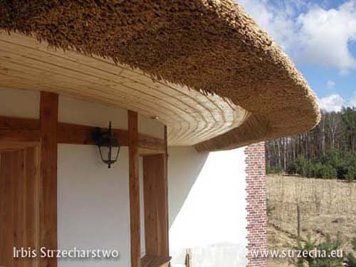 Strzecha, dach trzcinowy: podbitka gotowa, ściana stylizowana na szachulcową też