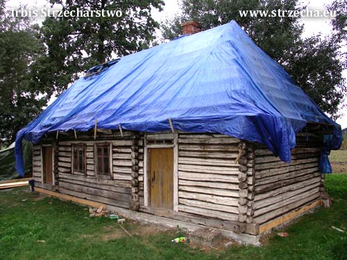 Zabytkowa chata drewniana, wykonana w technologii wieńcowo-zrembowej, na jaskółczy ogon z ostatkami
