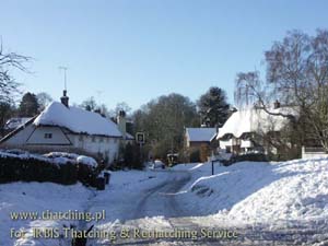 Strzechy z trzciny w Wildshire - pełna uroku miejscowość rekreacyjna zimą