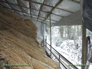 Słomiane pokrycie dachu w trakcie realizacji zimą - Anglia